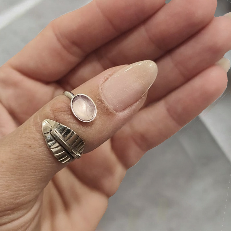 Anillo Gema Cuarzo Rosa con Hoja Alpaca