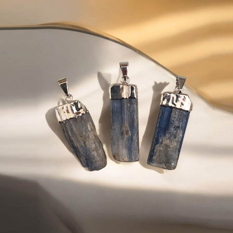 Dije Gema Cianita Azul Electroplate