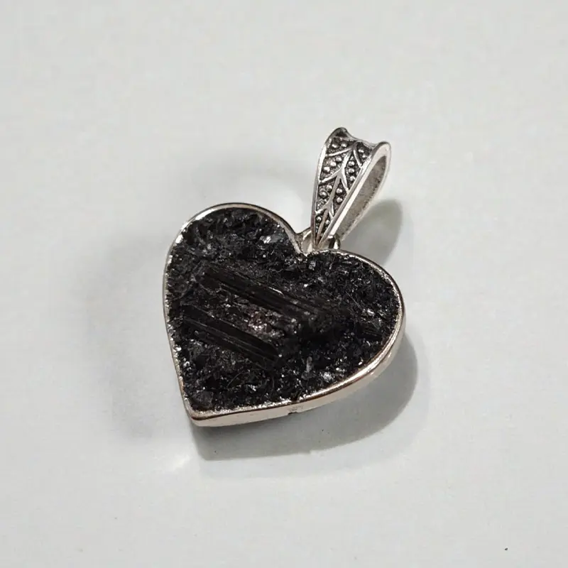 Dije Gema Turmalina Negra en Bruto Corazon Incrustada