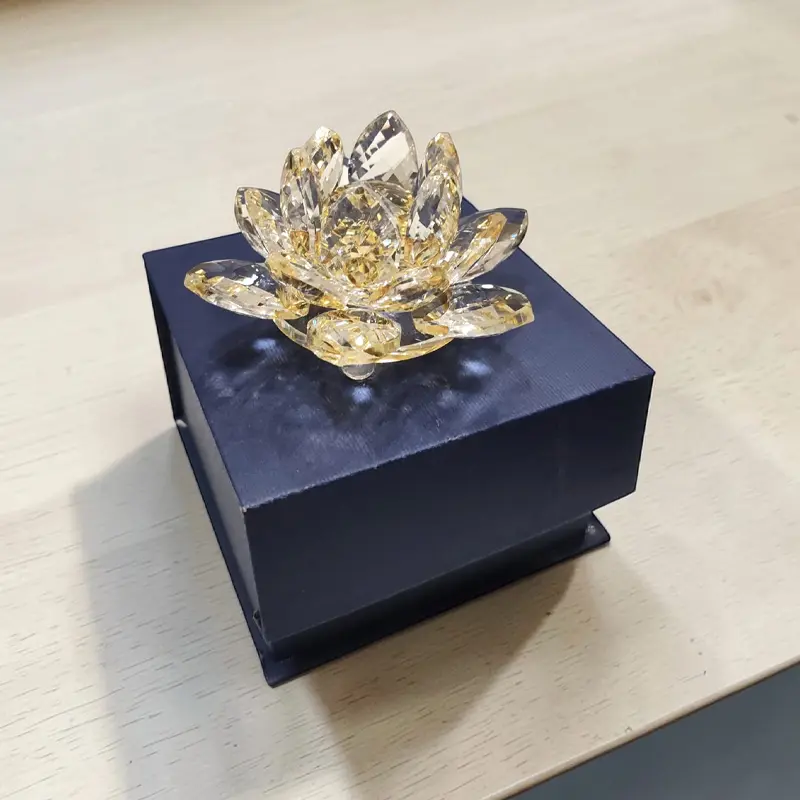 Flor de Loto Vidrio Color Amarilla Mediana 9cm en Caja 