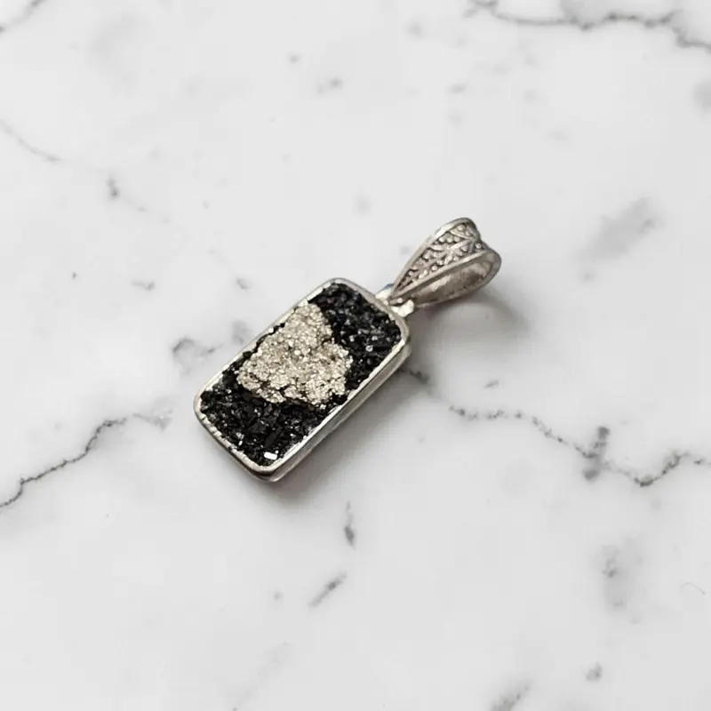 Dije Gema Turmalina Negra con Pirita en Bruto Incrustada