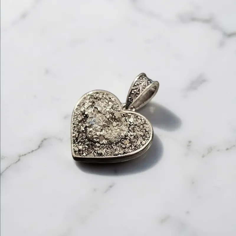 Dije Gema Pirita en Bruto Corazon Incrustada