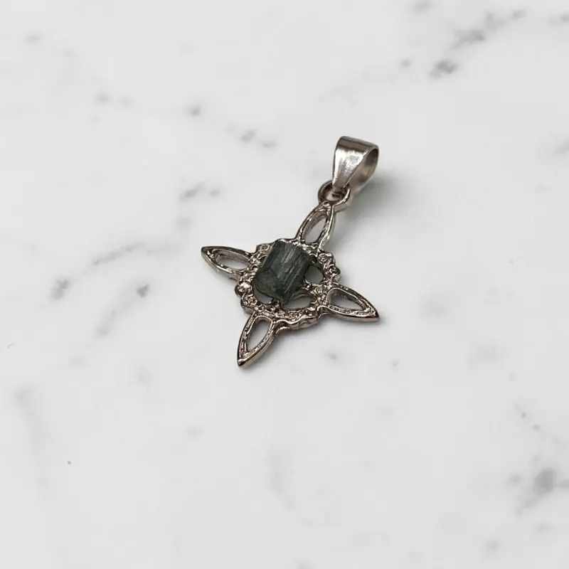 Dije Nudo de Brujas Mini Turmalina Verde en Bruto