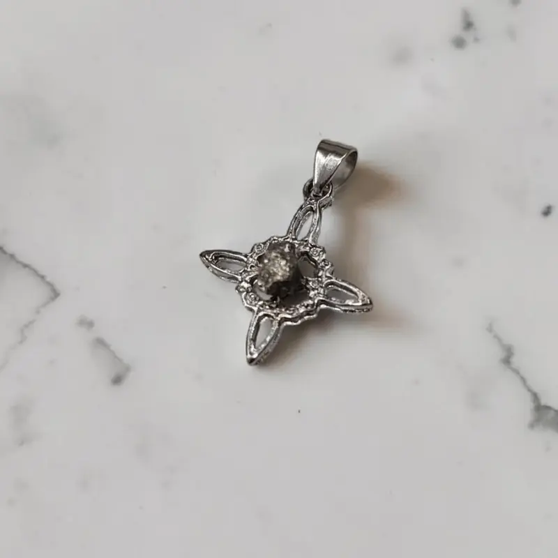 Dije Nudo de Brujas Mini Pirita en Bruto