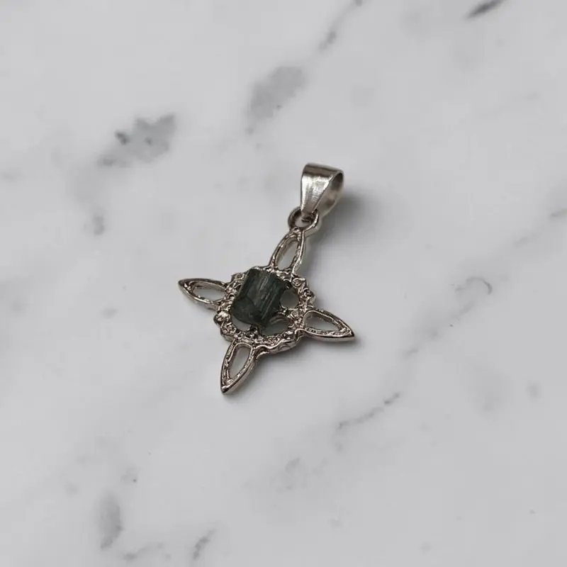 Dije Nudo de Brujas Mediano con Turmalina Verde en Bruto