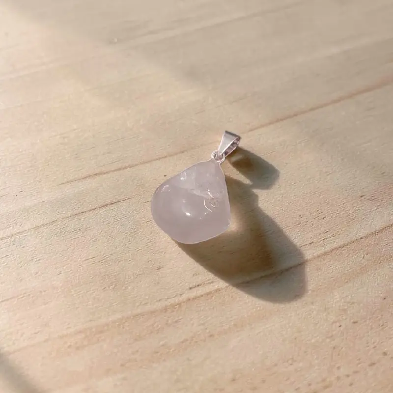 Dije Gema Cuarzo Rosa Rolado Clavado