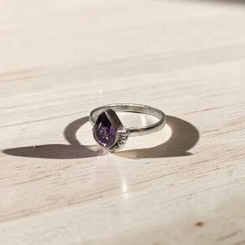 Anillo Gema Amatista Gota Facetada con Baño de Plata
