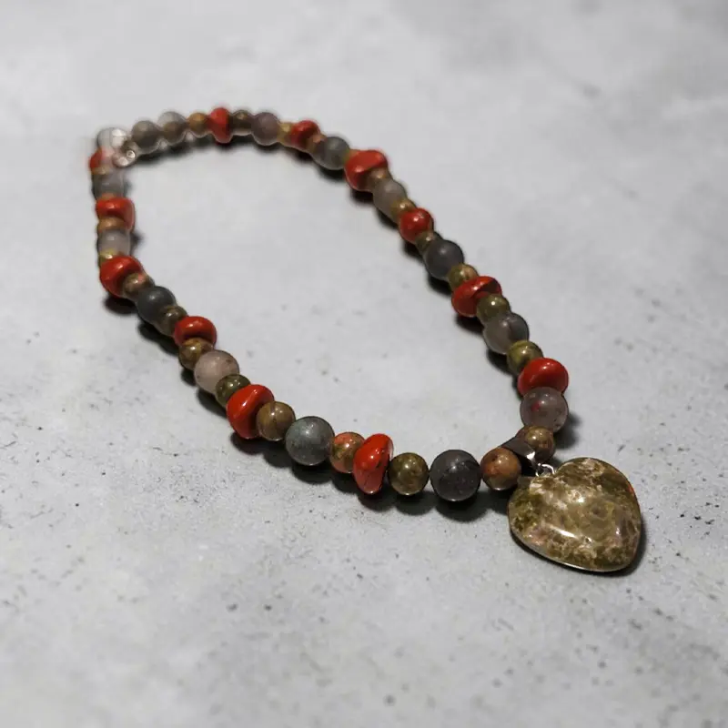 Collar Gema Jaspe Rojo, Unakita y Heliotropo con Dije Corazon Unakita