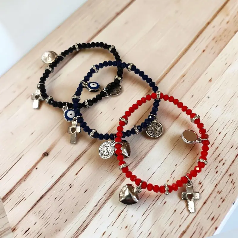 Pulsera Elastica con Dijes Ojo Turco, Cruz, San Benito y Corazon Colores Surtidos 