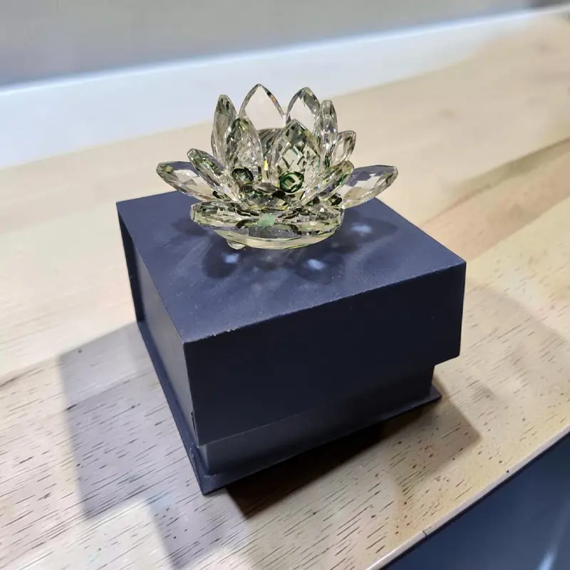 Flor de Loto Vidrio Color Verde Mediana 9cm en Caja 