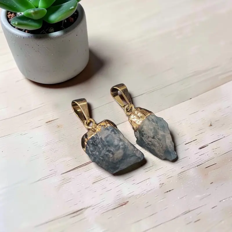 Dije Gema Aguamarina en Bruto Electroplate Dorado