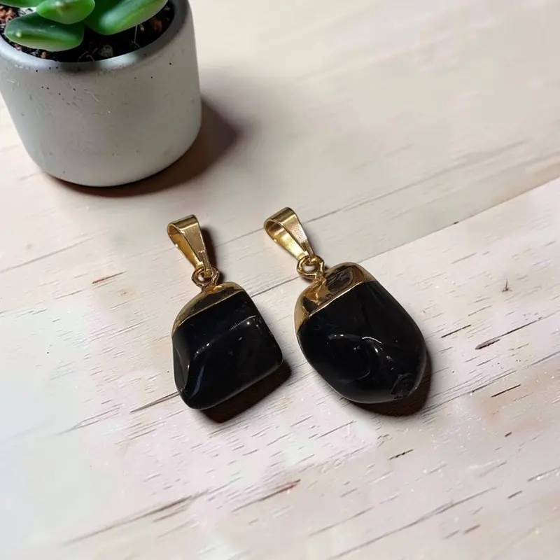 Dije Gema Obsidiana Negra con Electroplate Dorado
