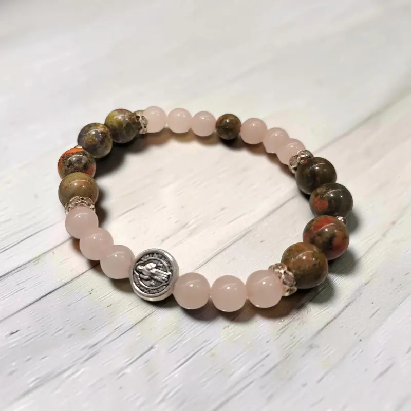 Pulsera Gema Cuarzo Rosa y Unakita con Dije de San Benito Elastica