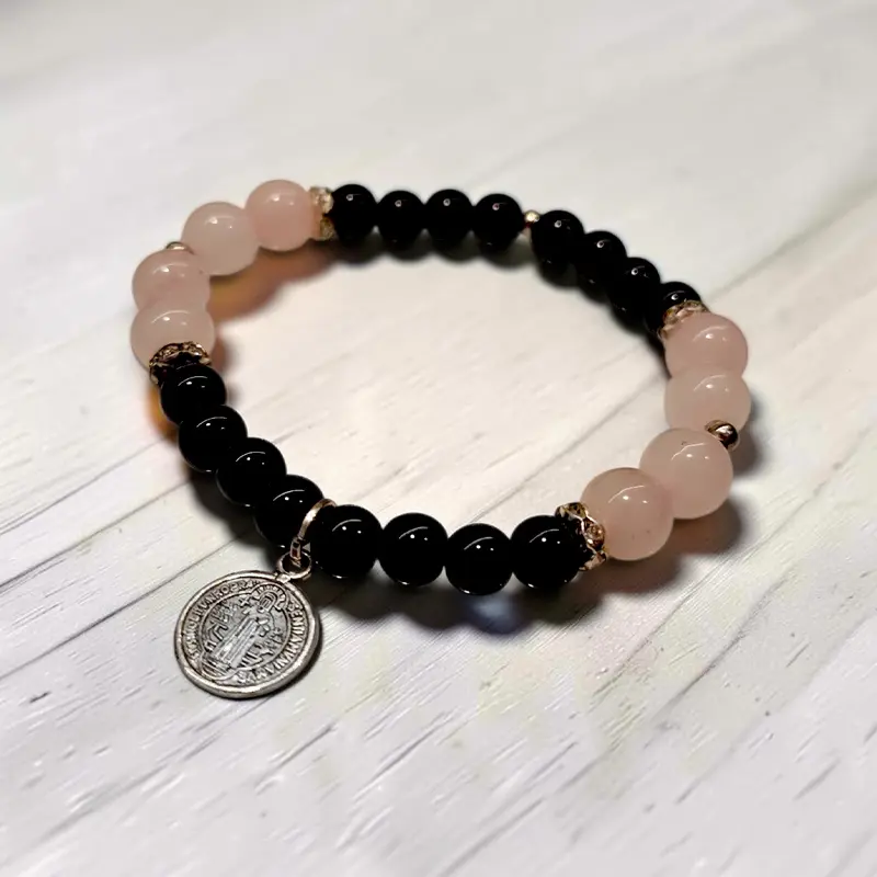 Pulsera Gema Obsidiana Negra y Cuarzo Rosa con Dije San Benito Elastica