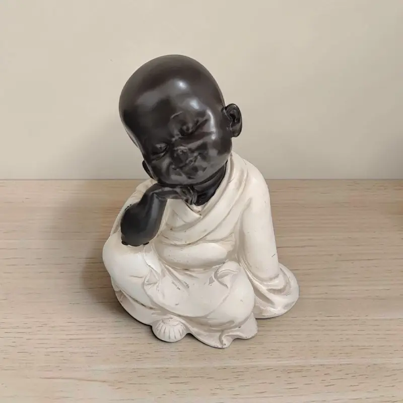 Buda Bebe Negro Reposando Tunica Blanca 14cm