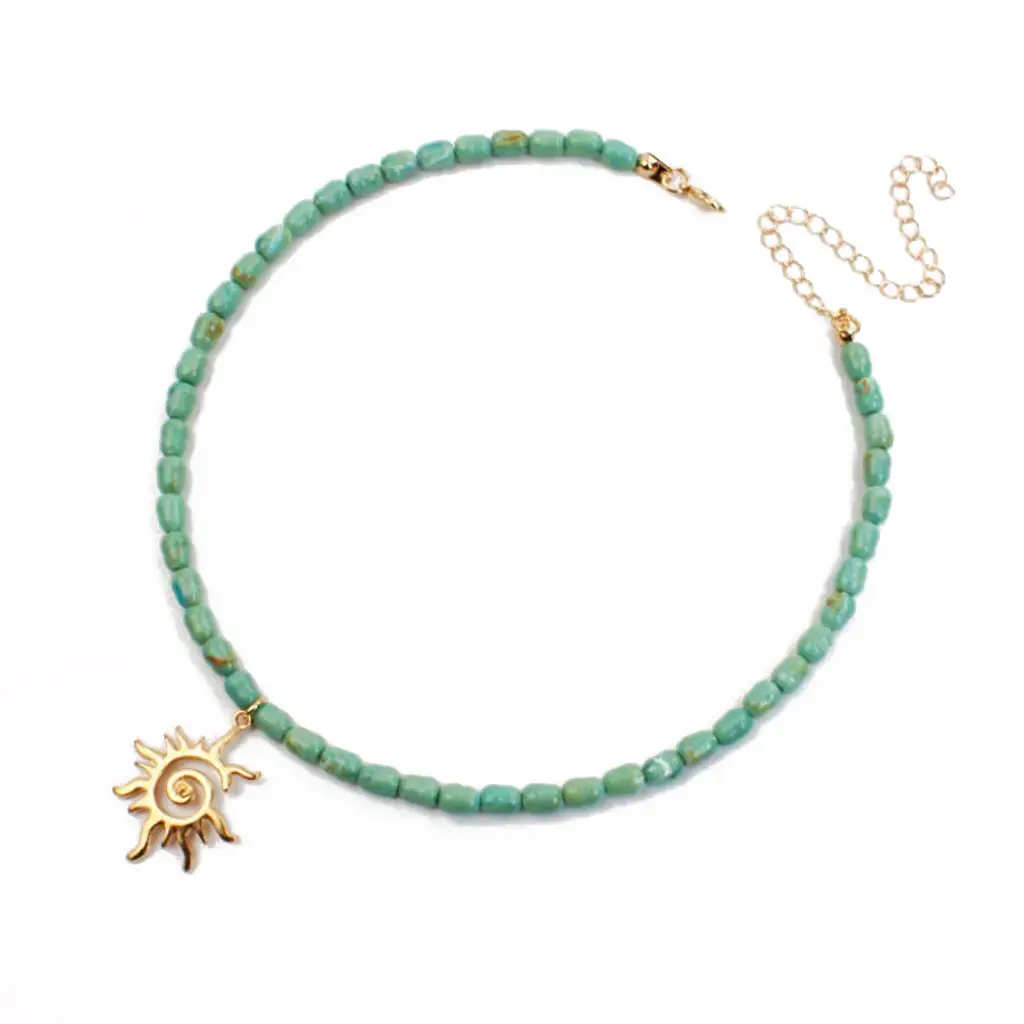 Collar Verde con Dije Sol Dorado