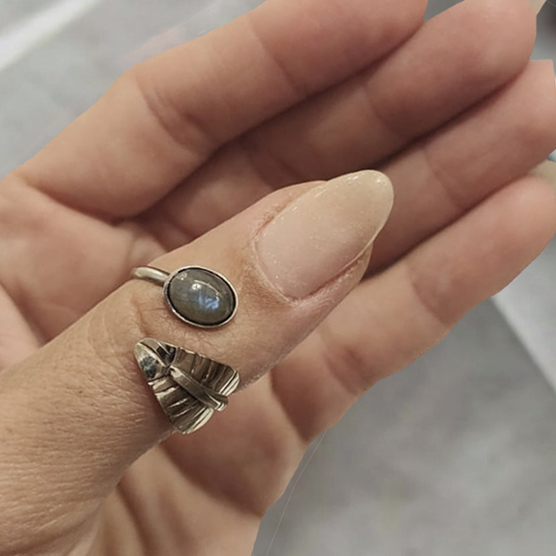 Anillo Gema Labradorita con Hoja Alpaca
