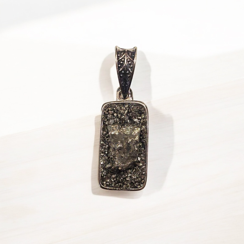 Dije Gema Pirita en Base de Acero