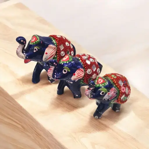 Elefante Resina Azul con Manto Rojo 7cm