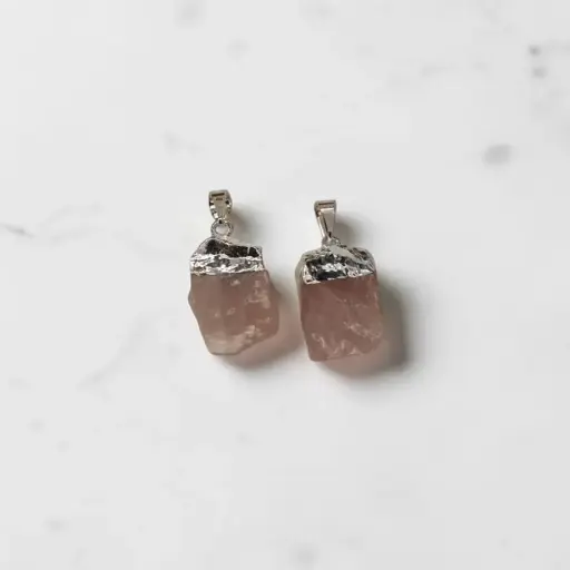 Dije Gema Cuarzo Rosa Mediano en Bruto Electroplate 
