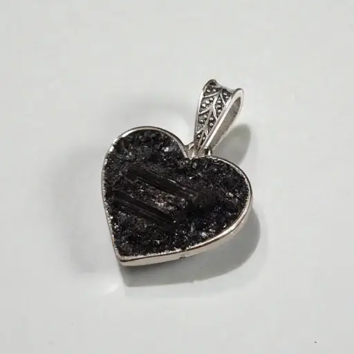 Dije Gema Turmalina Negra en Bruto Corazon Incrustada