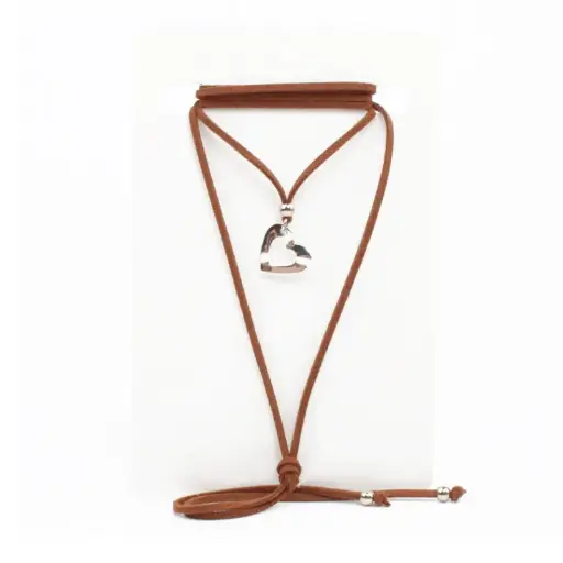 [107429] Collar de Gamuza Side Heart Cacao