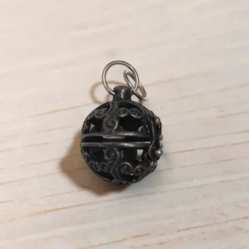 Dije Relicario Redondo con Flor