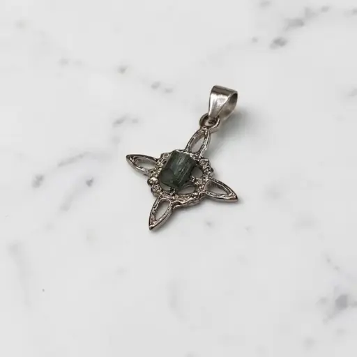 Dije Nudo de Brujas Mini Turmalina Verde en Bruto