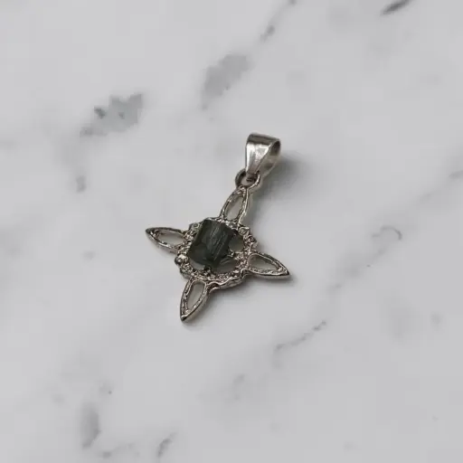 Dije Nudo de Brujas Mediano con Turmalina Verde en Bruto