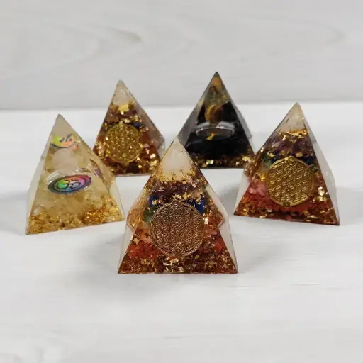 Orgonite Piramide con Gemas 5cm Modelos Varios