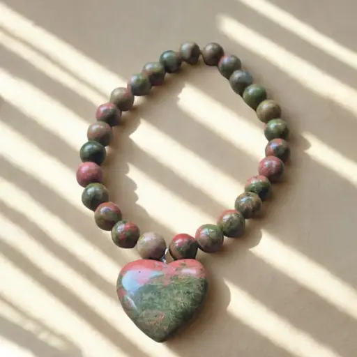 Pulsera Gema Elastica Unakita con Dije Corazon