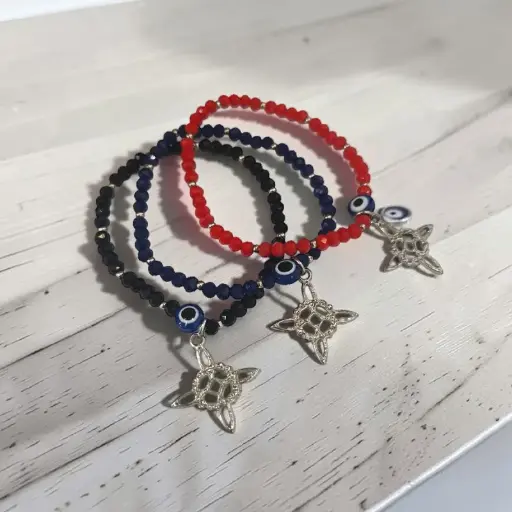 Pulsera Elastica con Dije Ojo Turco y Nudo de Bruja Colores Surtidos 