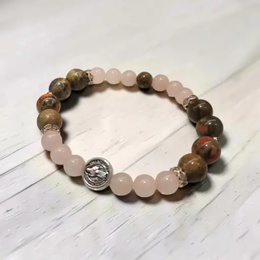 Pulsera Gema Cuarzo Rosa y Unakita con Dije de San Benito Elastica